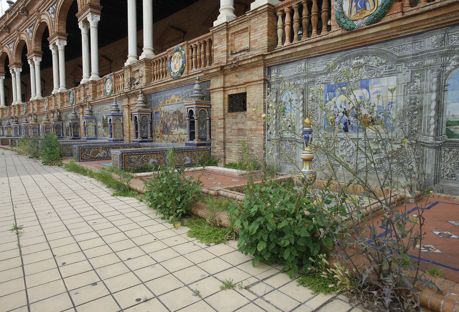 Abandono en la Plaza de España por el confinemiento