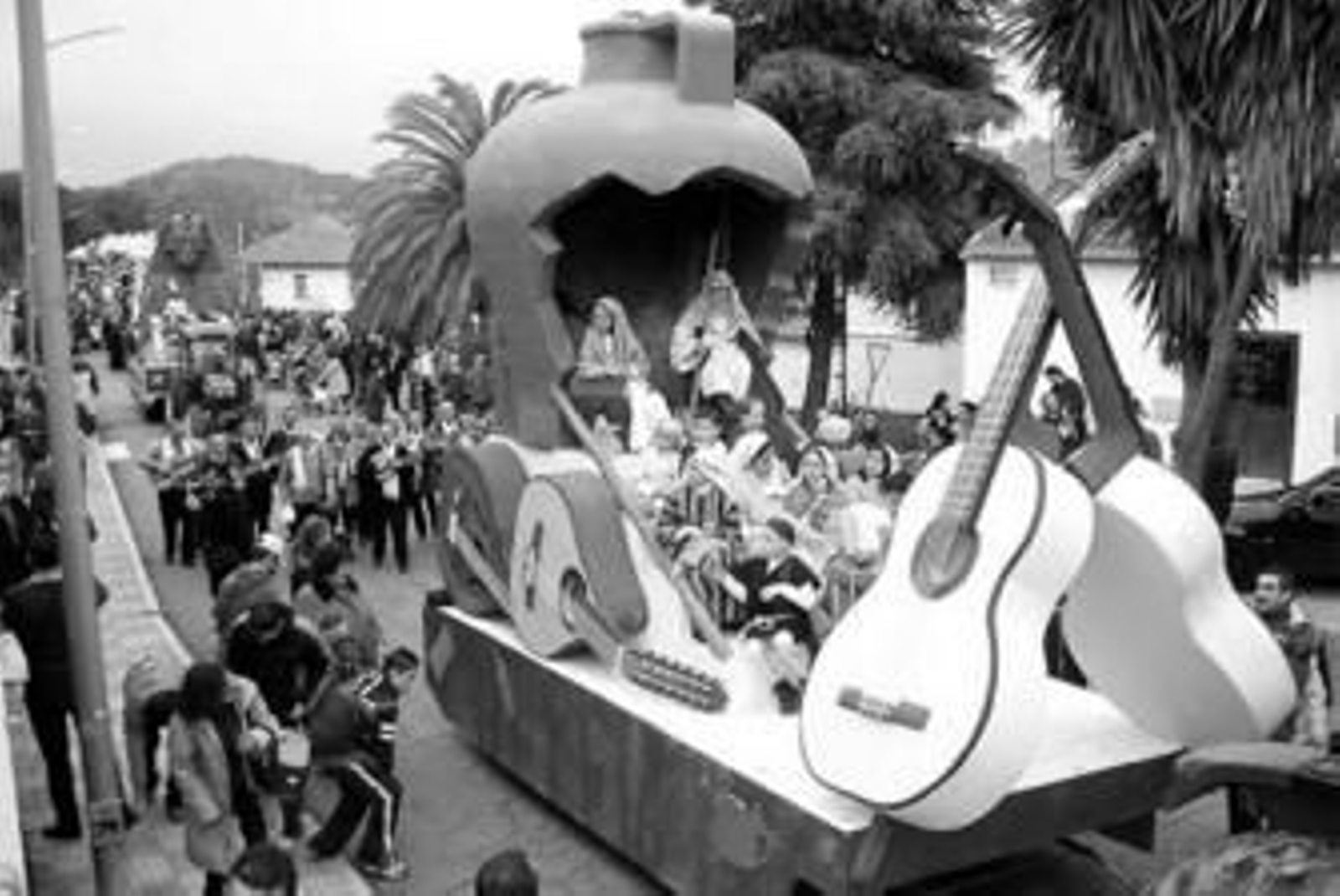 La carroza de Hogueras y Candiles de Riotinto con su grupo de campanilleros detrás.