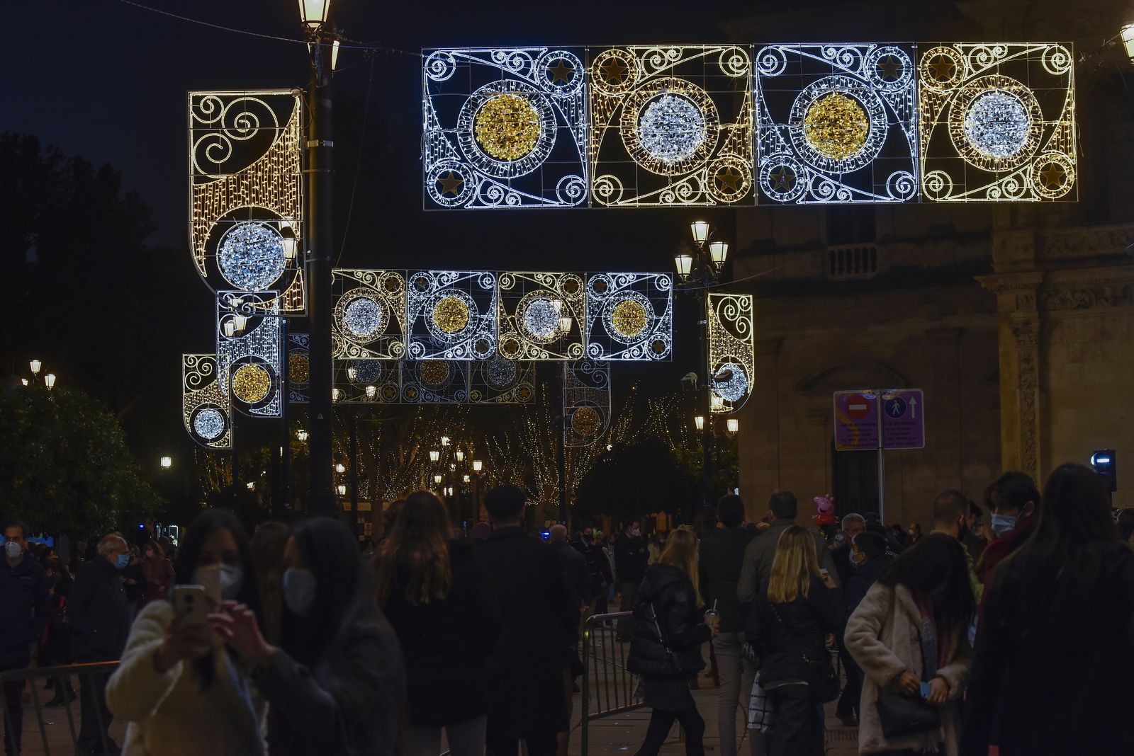 Sábado de ambiente, y encendido de luces de Navidad en Sevilla