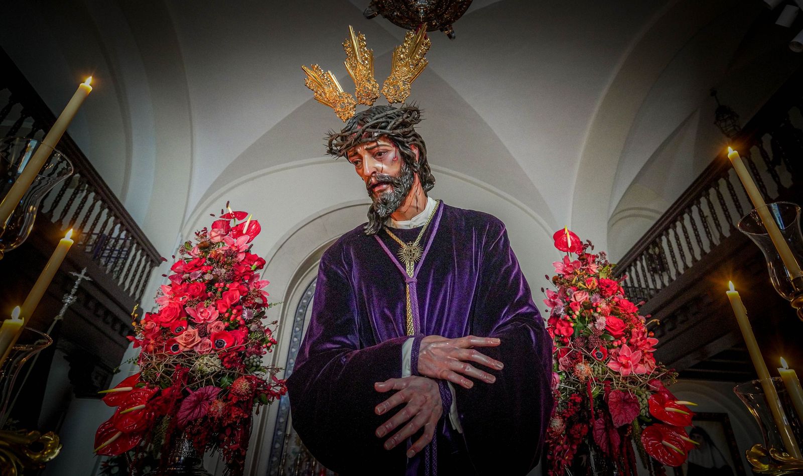 Imágenes del primer viernes de marzo de tradicionales besapiés y besamanos