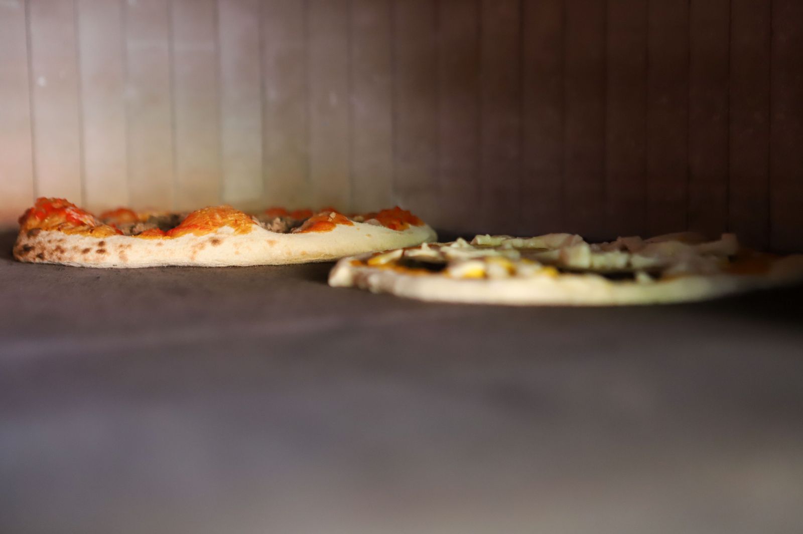 Elaboración de pizzas al autentico estilo italiano en Pizzeria Napoli, en imágenes