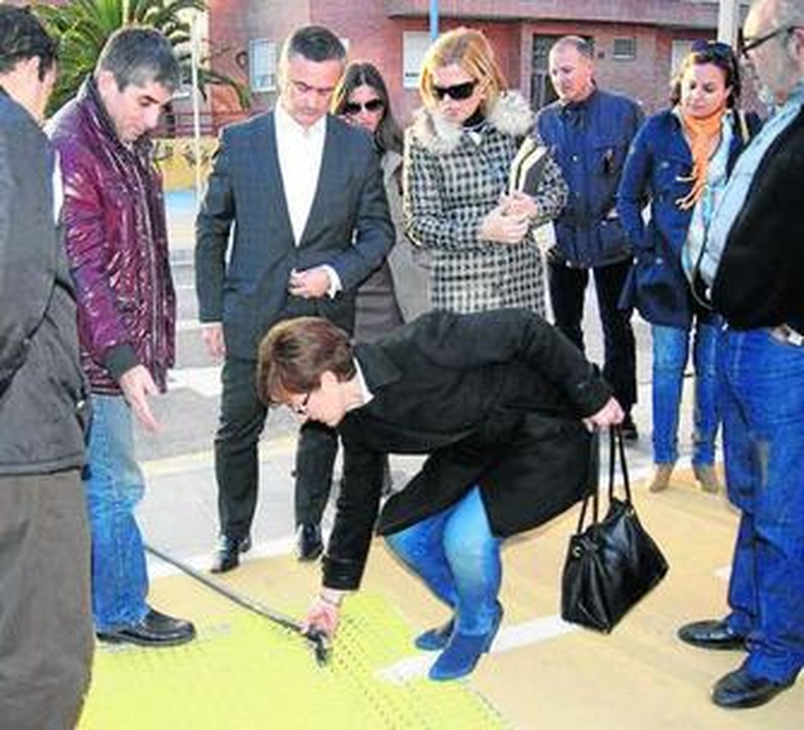 Momento de la visita del candidato Usero a la barriada.
