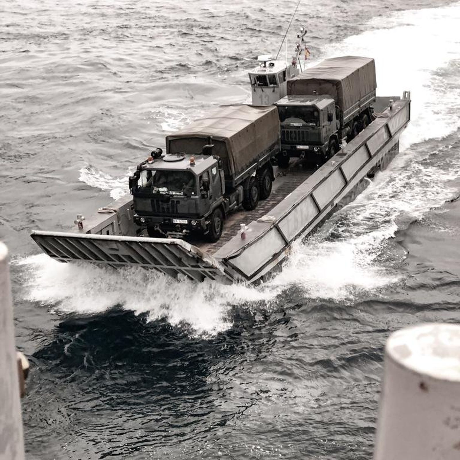 Llegada de vehículos en lanchas de desembarco.