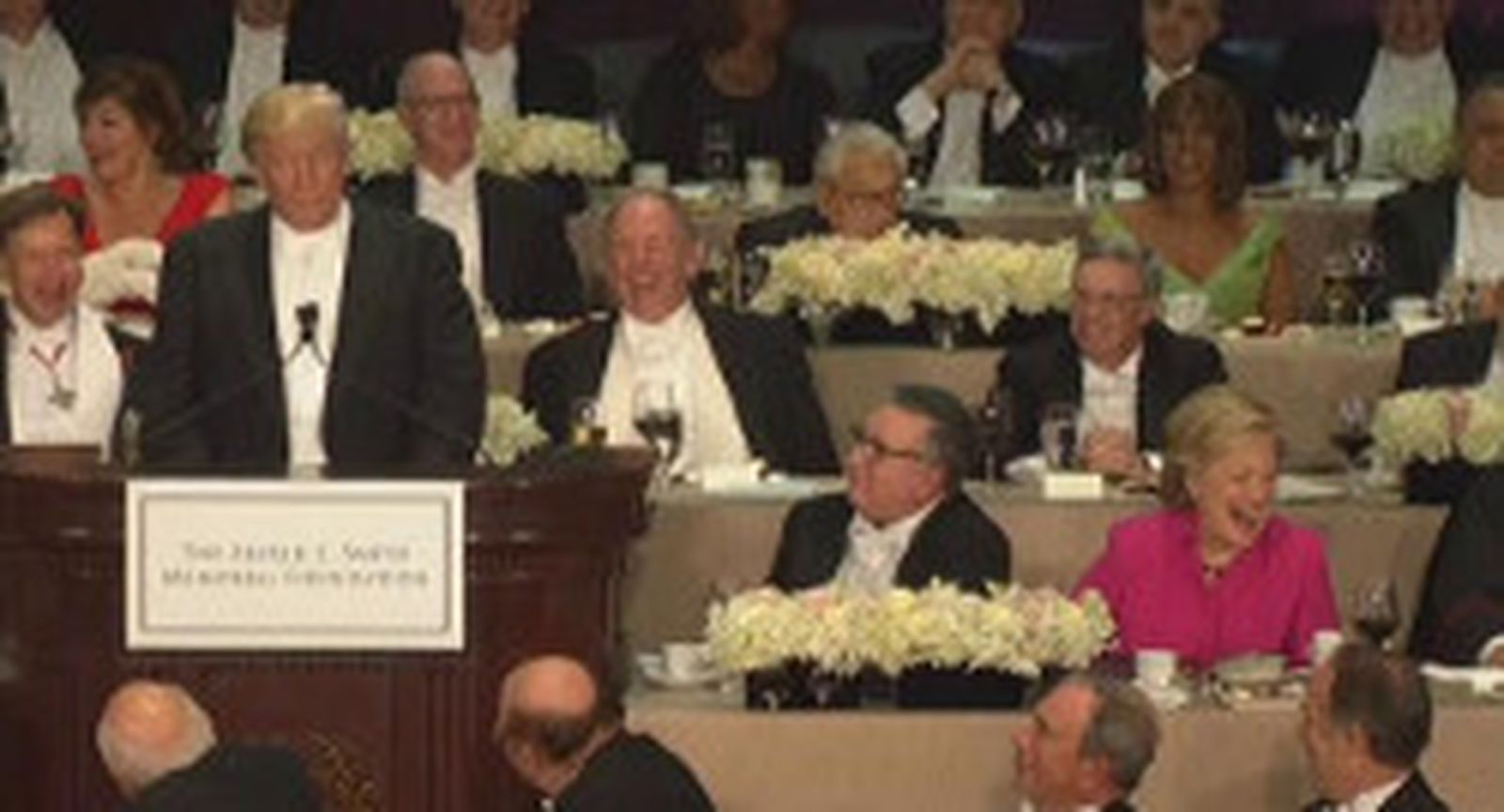 Clinton y Trump intercambian golpes en una cena de caridad