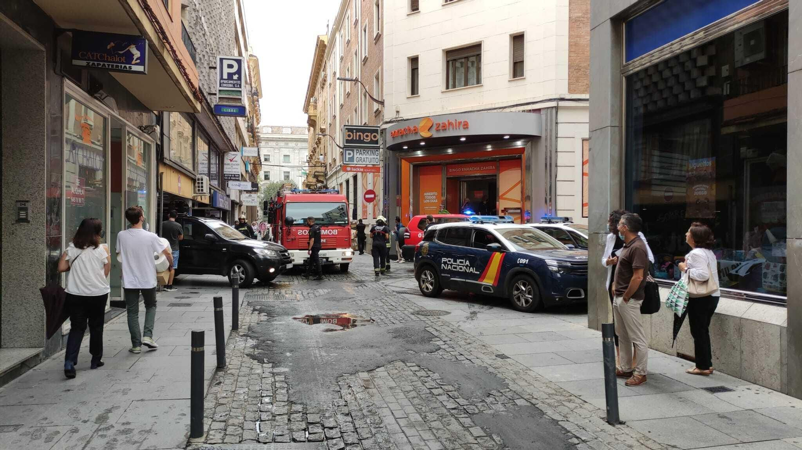 Policía y bomberos junto al parking.