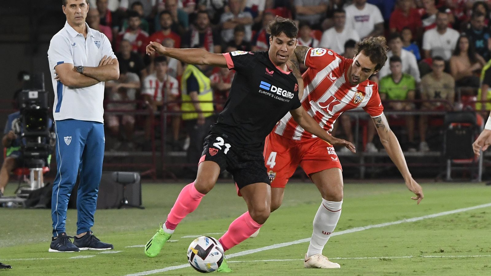 Óliver Torres, autor del soberbio gol del Sevilla, disputa el balón con Eguaras.
