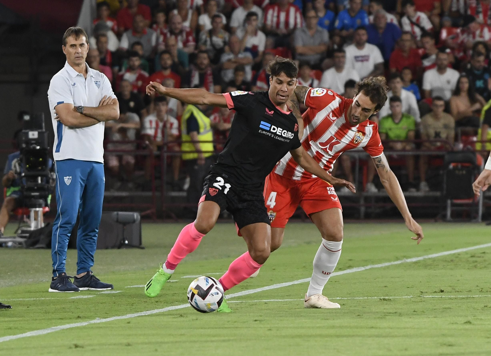 Óliver Torres, autor del soberbio gol del Sevilla en Almería, con Eguaras ante Lopetegui..