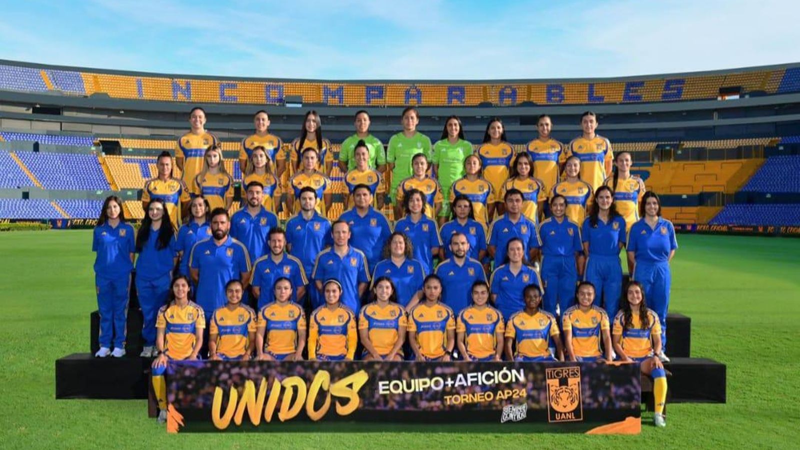 Foto de la plantilla y el cuerpo técnico de esta temporada del mexicano Tigres Femenil.