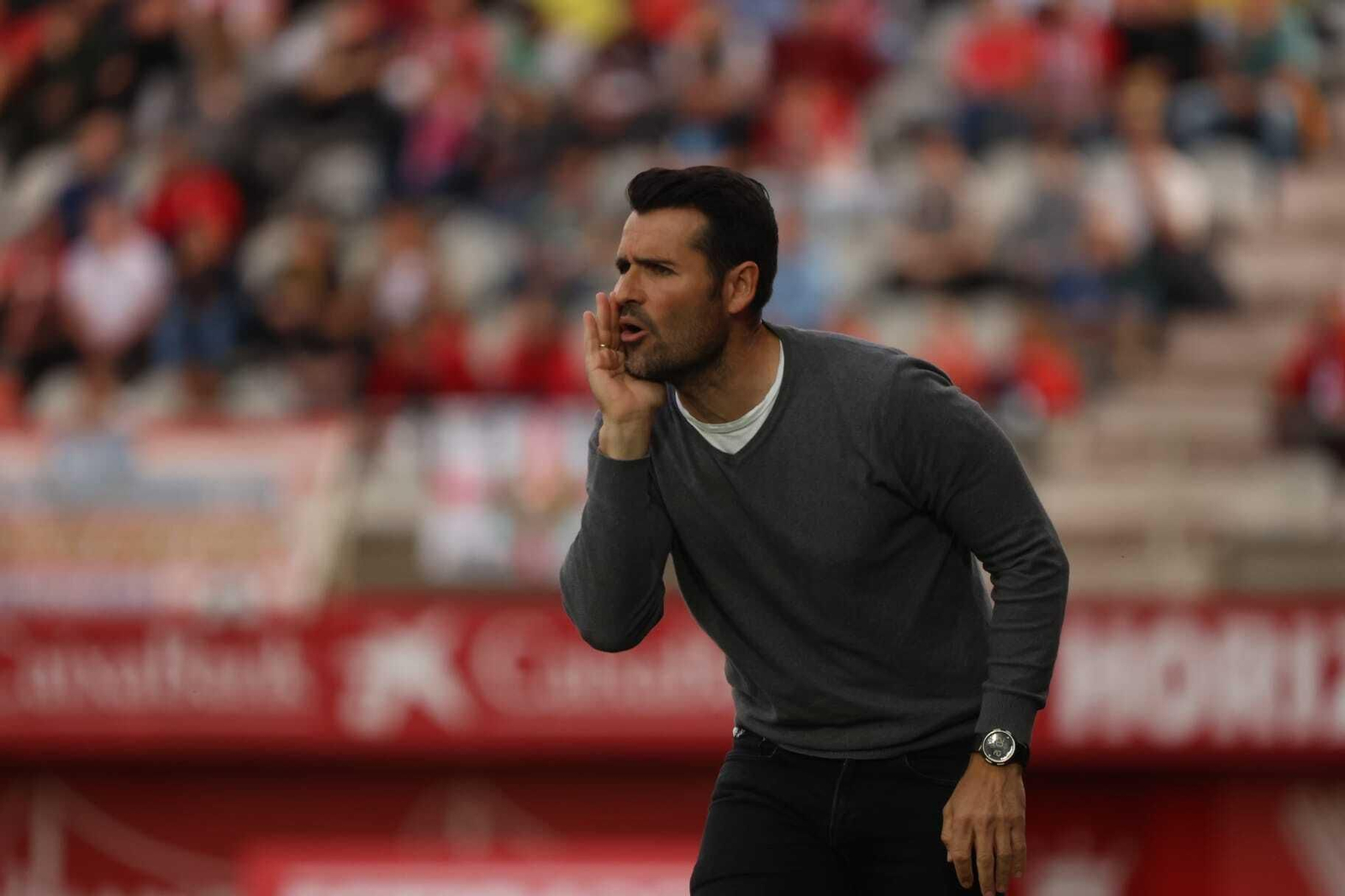 Lolo Escobar, dando instrucciones a sus jugadores Lolo Escobar, dando instrucciones a sus jugadores