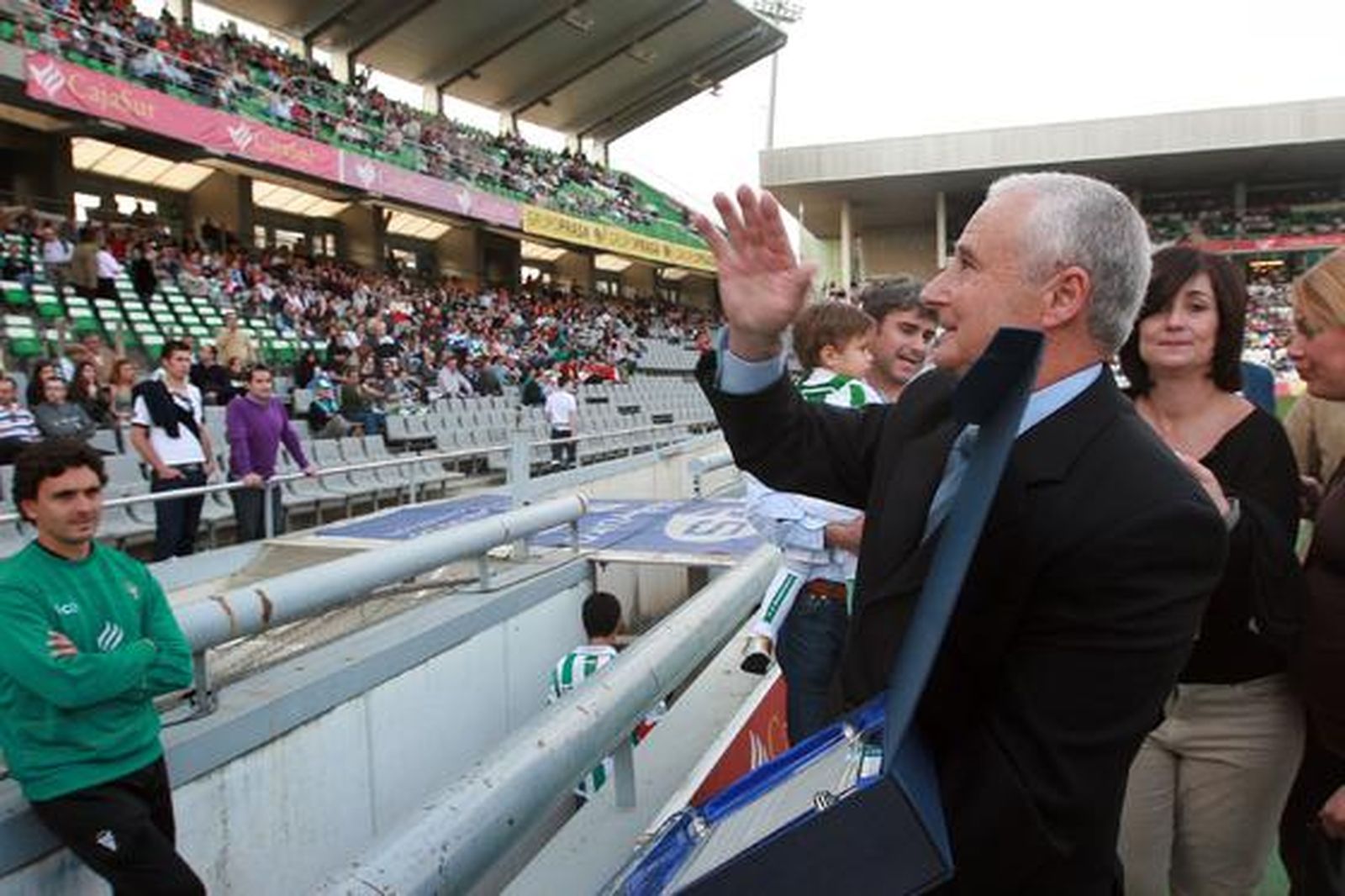 Rafael Márquez Campos saluda ante la tribuna en los prolegómenos del Córdoba-Nástic.