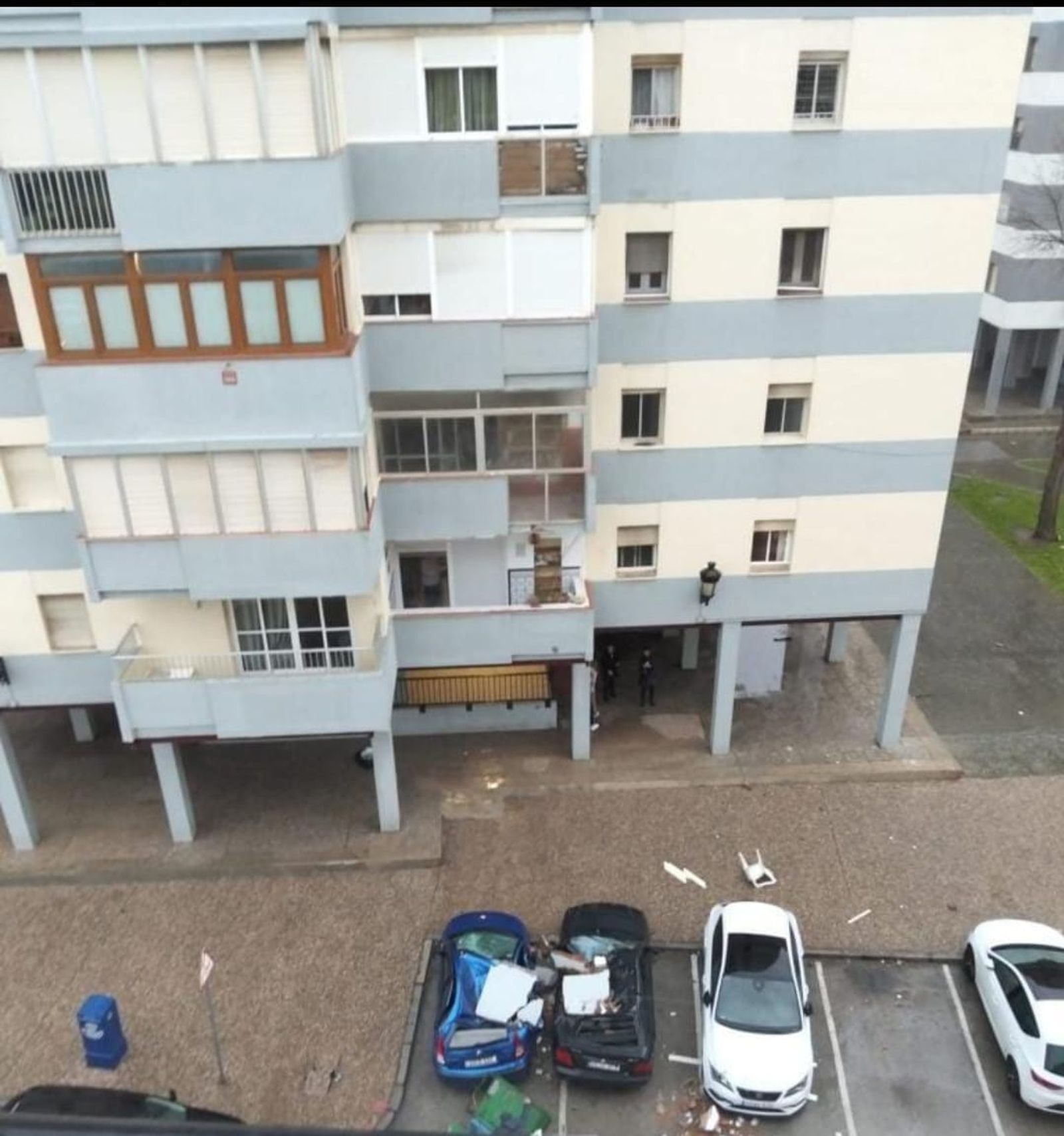 Imagen cenital de los coches aplastados por el balcón.