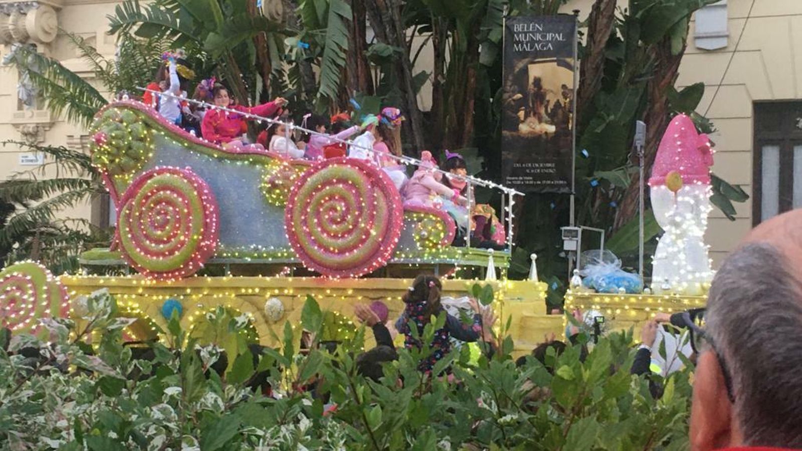 'Piruleta', la primera carroza de la Cabalgata de Málaga se pone en marcha.