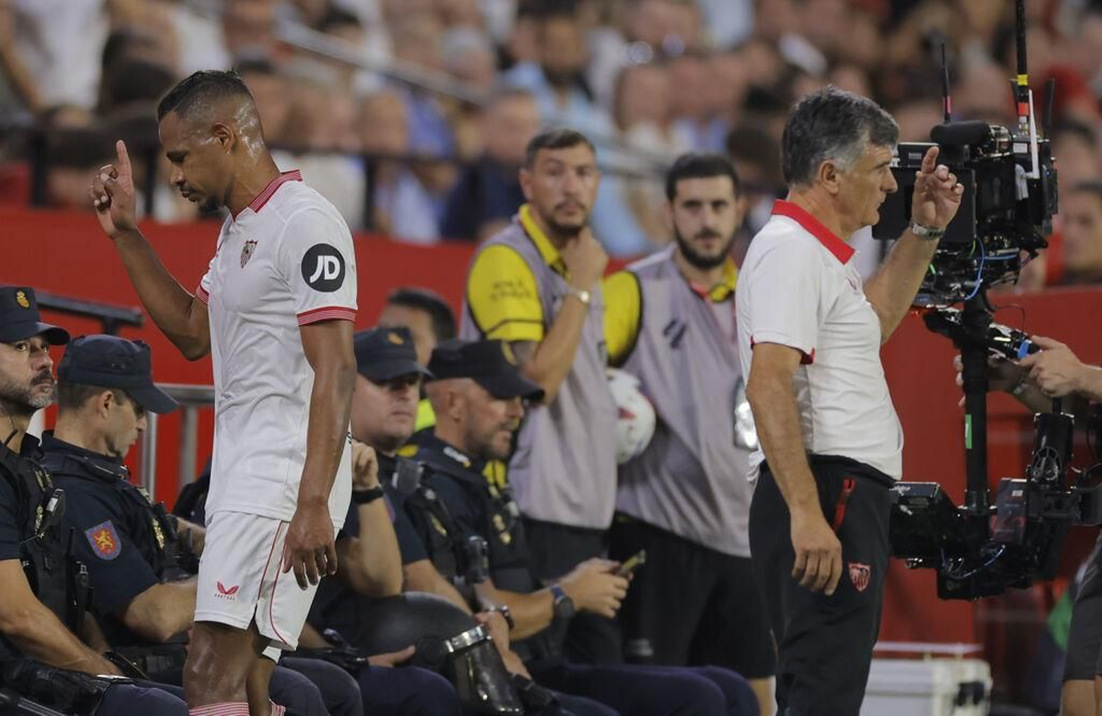 Fernando se va tras negarle el saludo a Mendilibar en el Sevilla-Rayo.