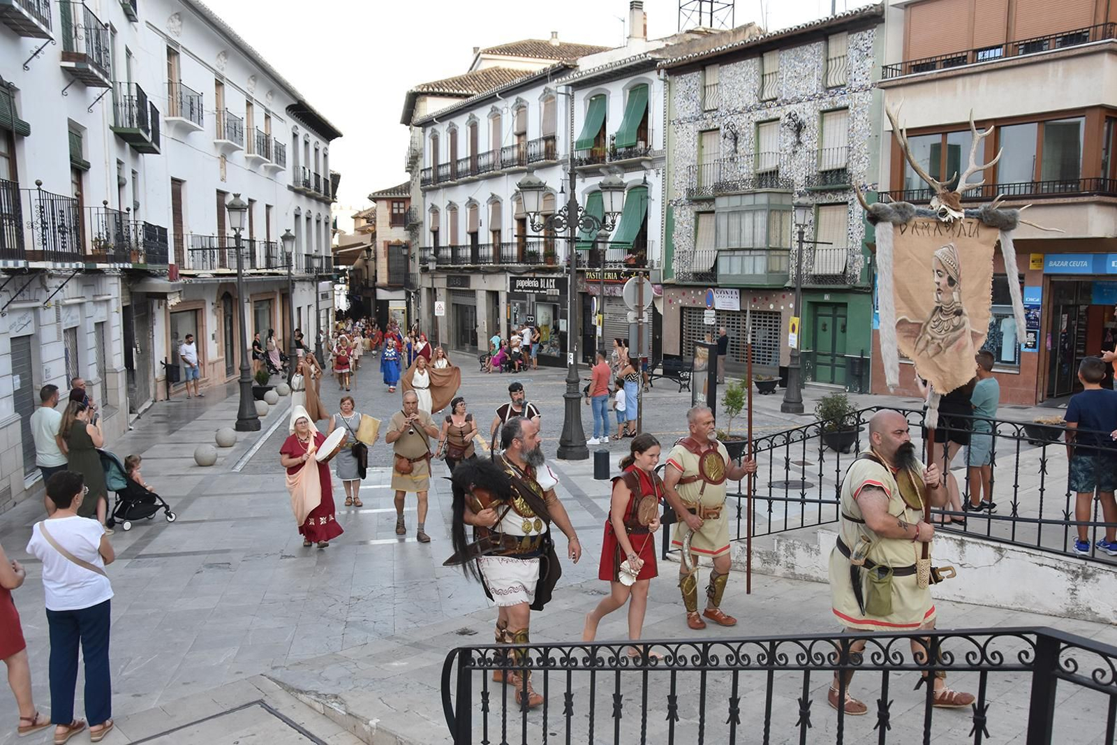 Imagen de la Semana de la Dama de Baza 2025, donde todo el pueblo también se viste de 'íbero'. .