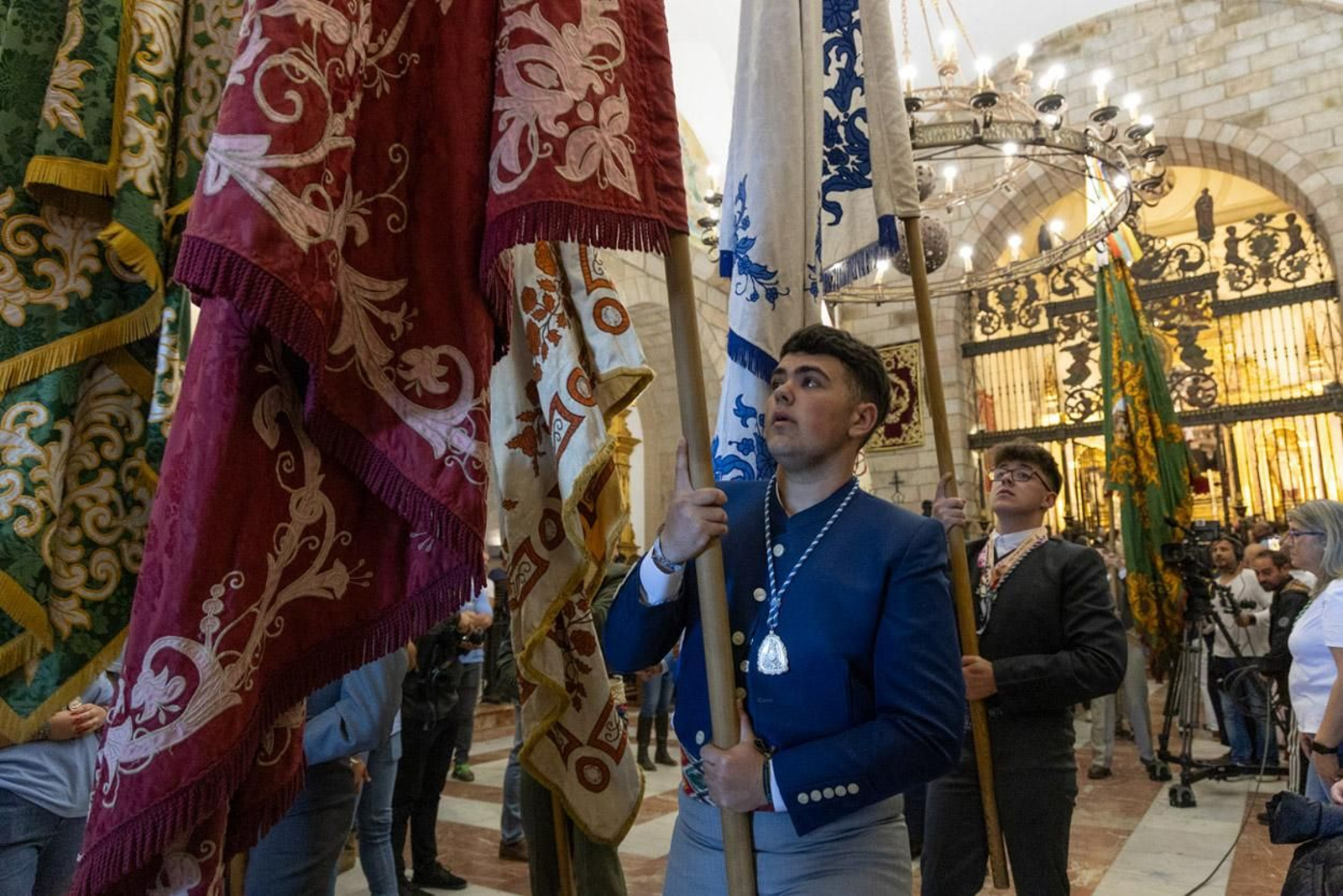 Miles de romeros acuden al encuentro de la Virgen de la Cabeza en su romería