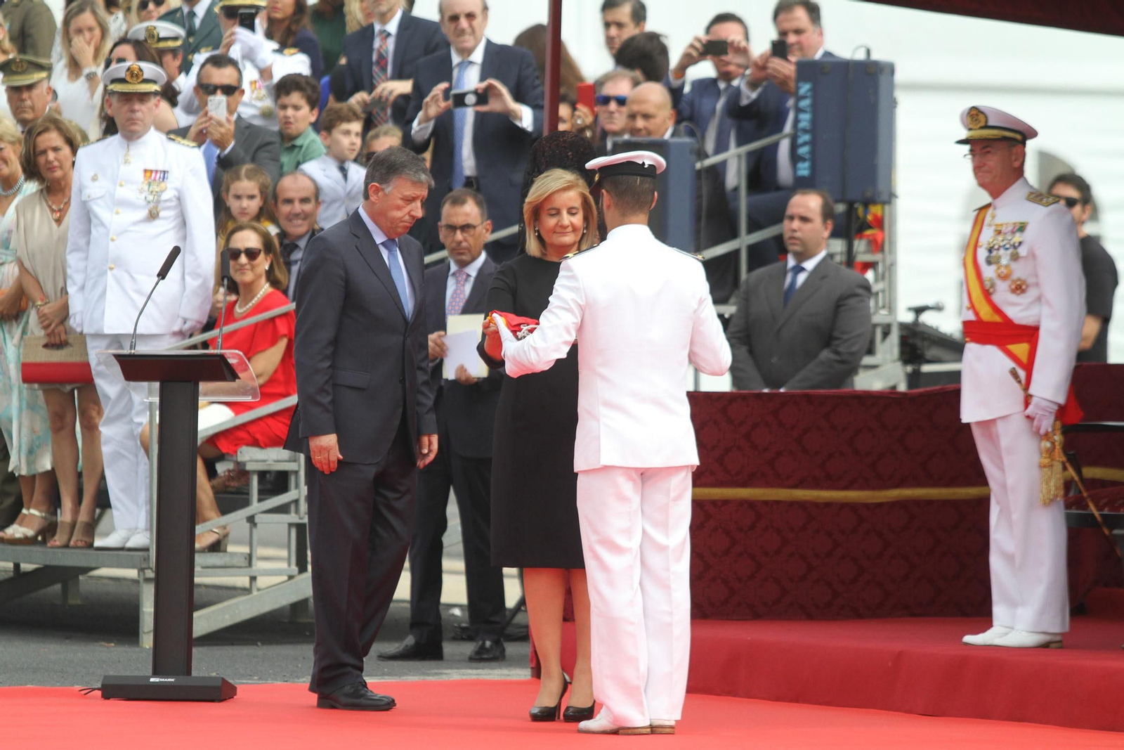 Entrega de la bandera de combate a la fragata Cristobal Colón