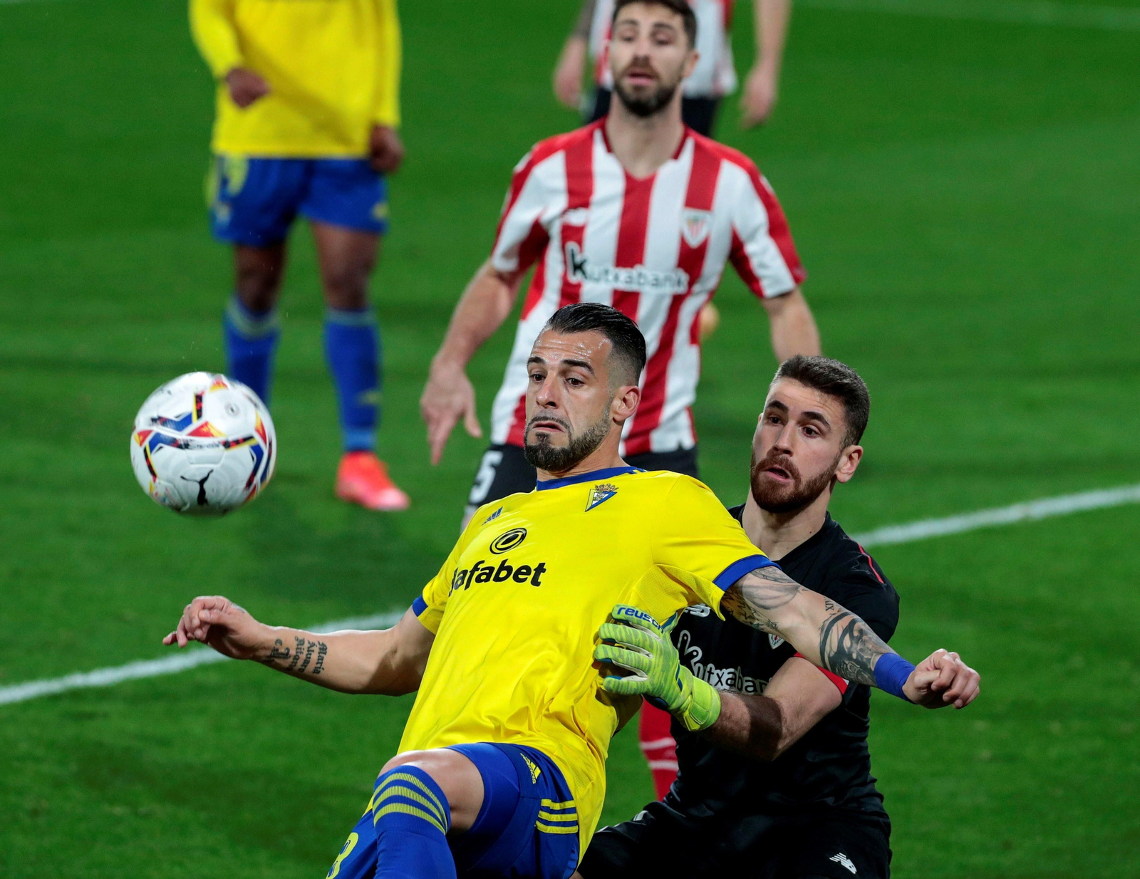 Negredo trata de controlar el esférico en el choque contra el Athletic.
