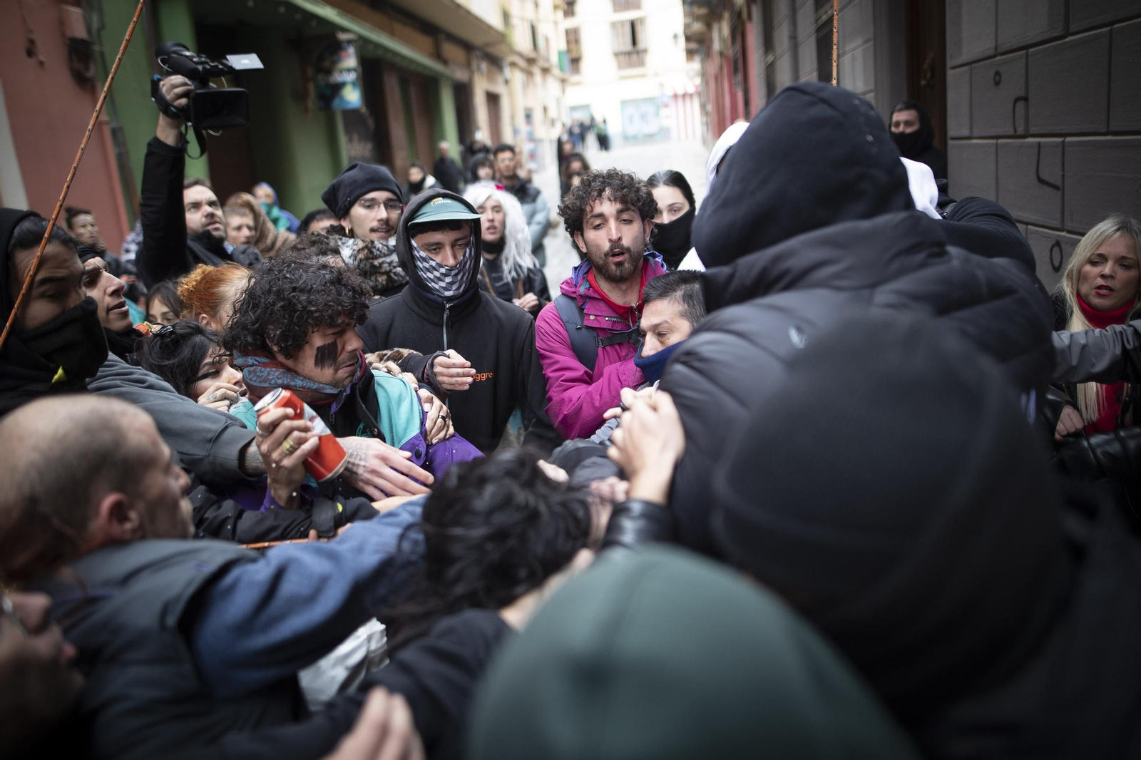 Todas las imágenes de la intervención policial contra unos okupas en Granada: tensión, detenidos y un herido