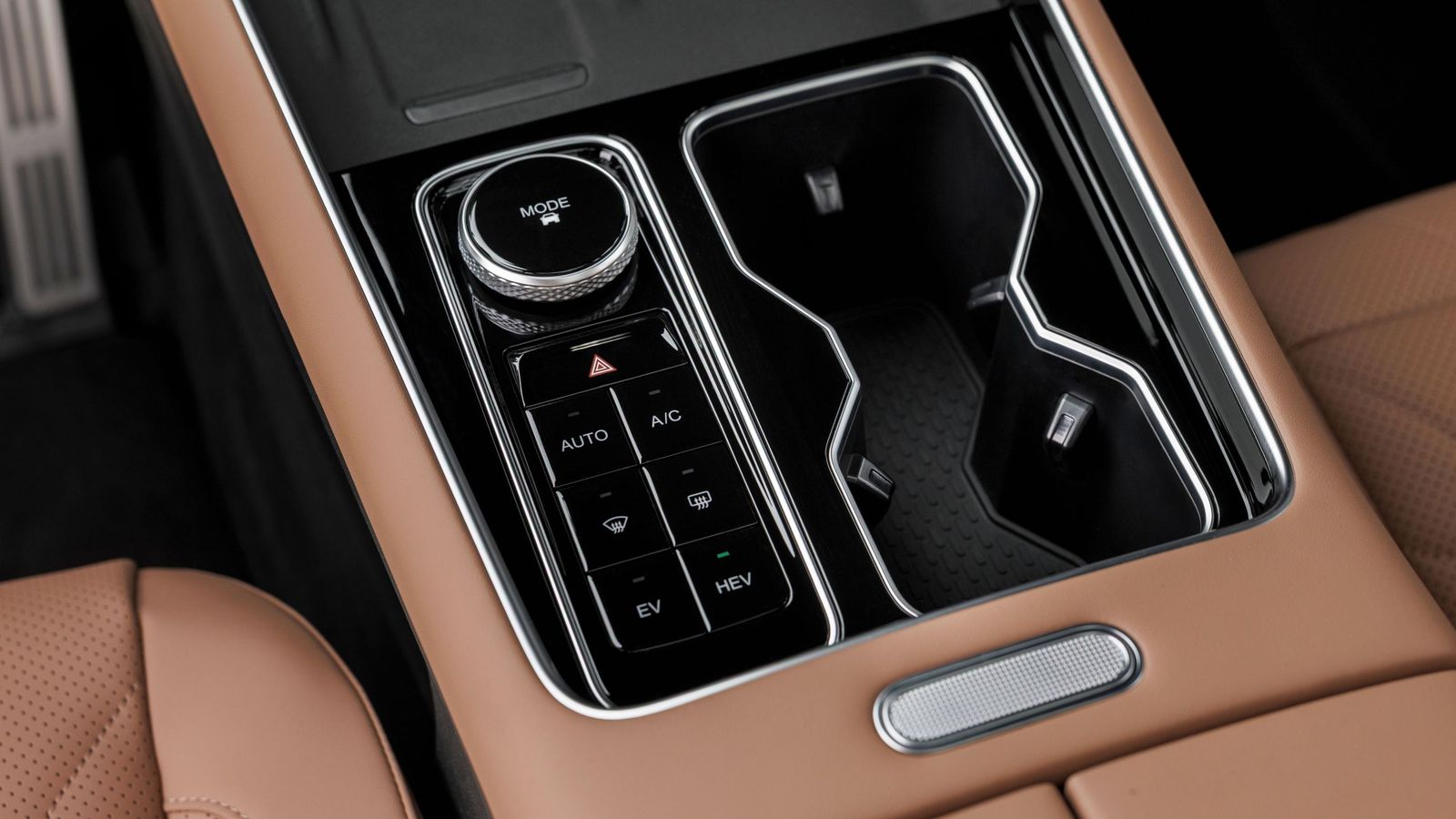 Junto al mando que controla los modos de conducción y algunas funciones relacionadas con la climatización, se sitúan los modos que priorizan el uso de electricidad o la combinación de ésta con la fuerza del motor térmico.