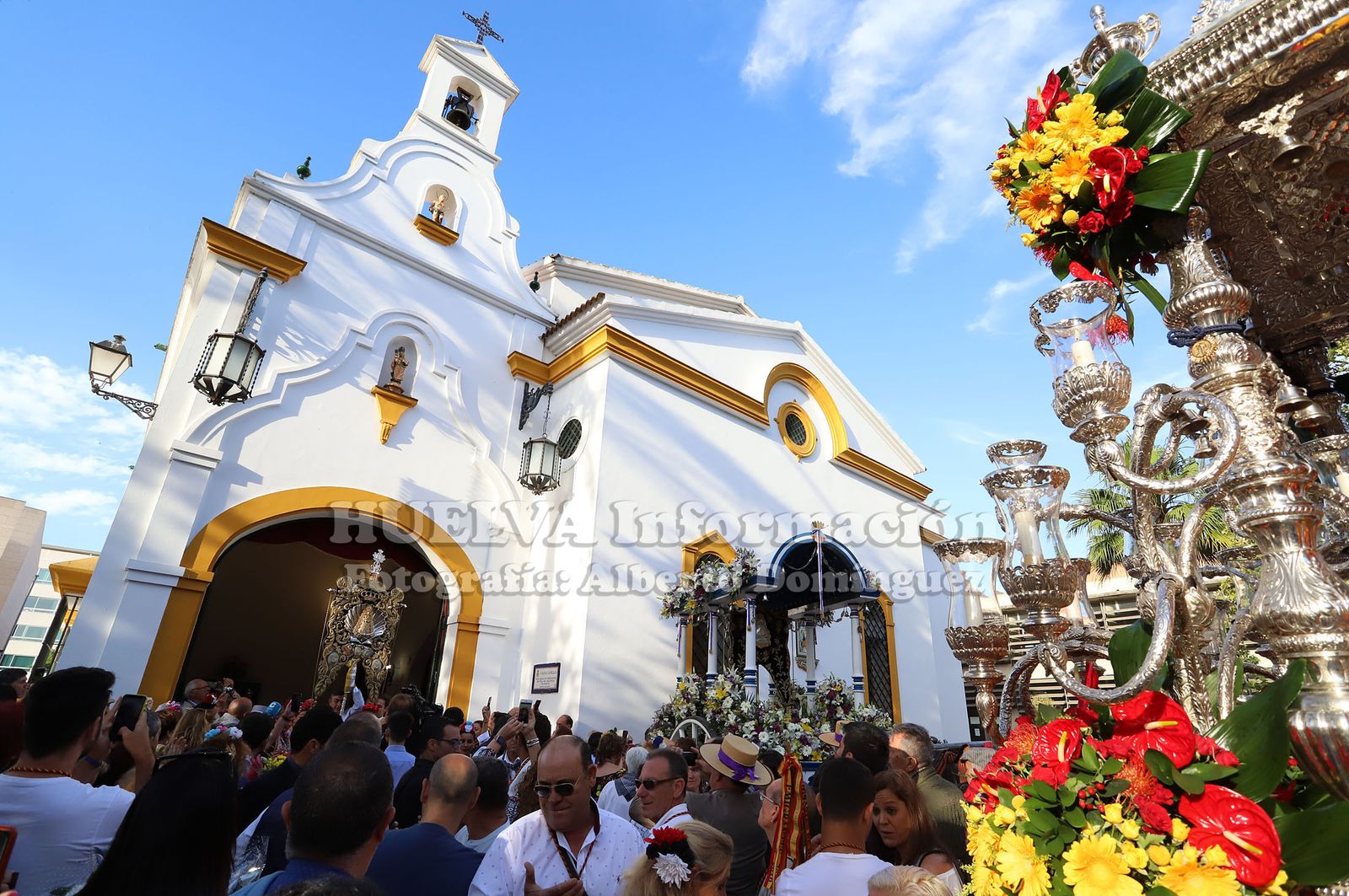 Imágenes  de Emigrantes y el gran ambiente que le ha acompañado en su salida. Rocío 2019