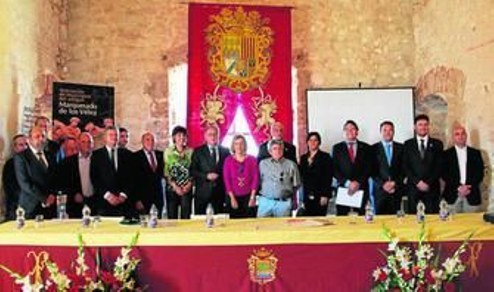 Los alcaldes de los municipios almerienses y murcianos junto a la delegada del Gobierno tras la firma ayer.
