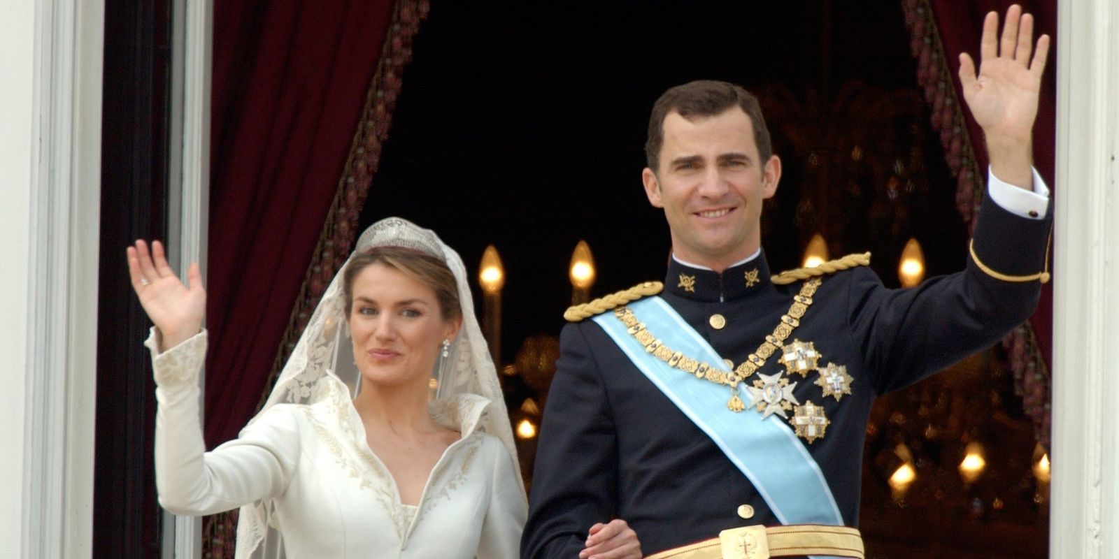 Don Felipe y Doña Letizia, ya convertidos en marido y mujer, saludan desde el balcón del Palacio real el día de su boda.