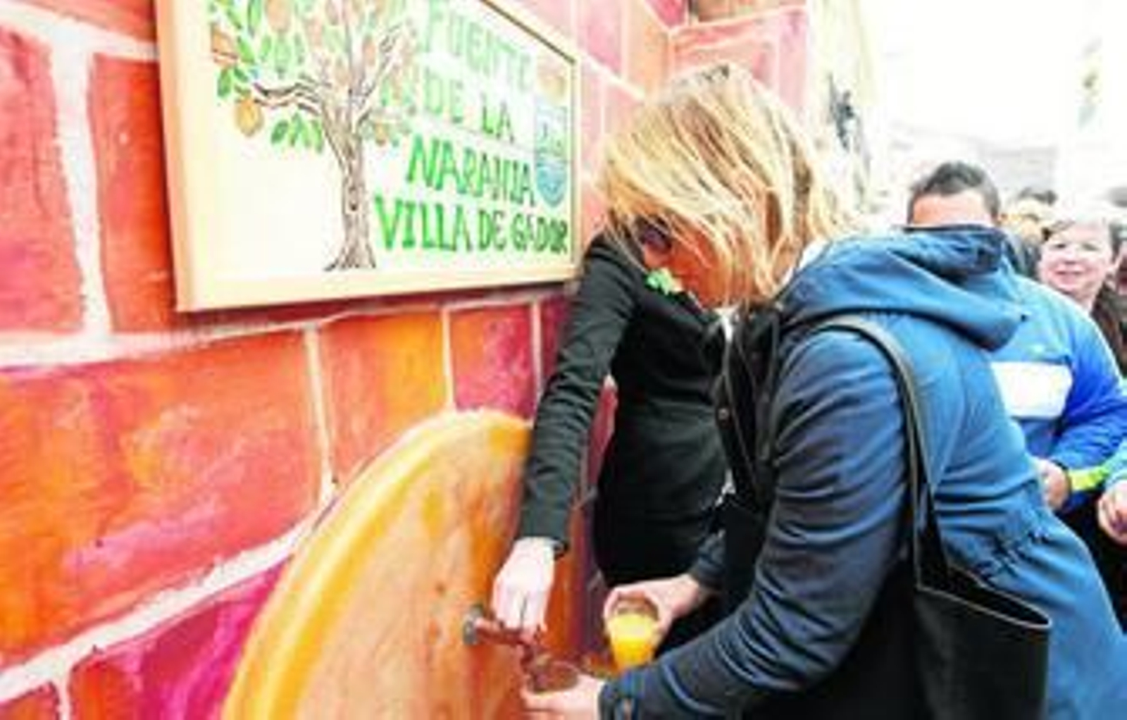 La fuente de donde manó el zumo de naranja. La fuente de donde manó el zumo de naranja.