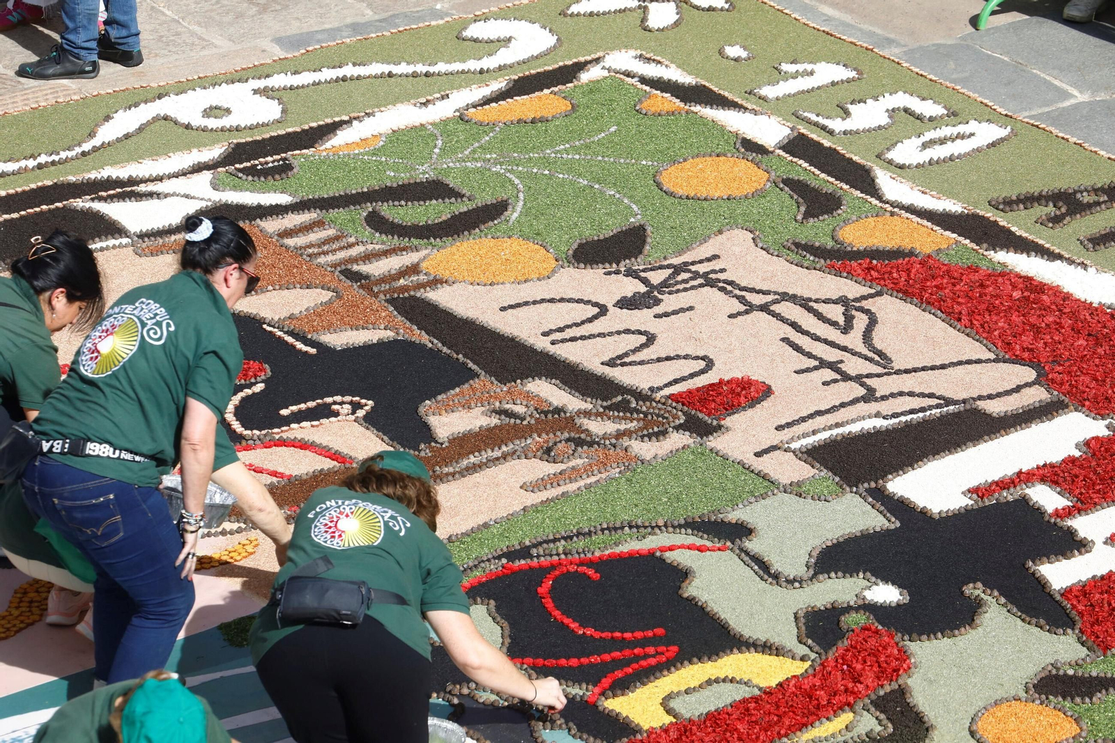 Las imágenes de la espectacular alfombra floral inspirada en Romero de Torres