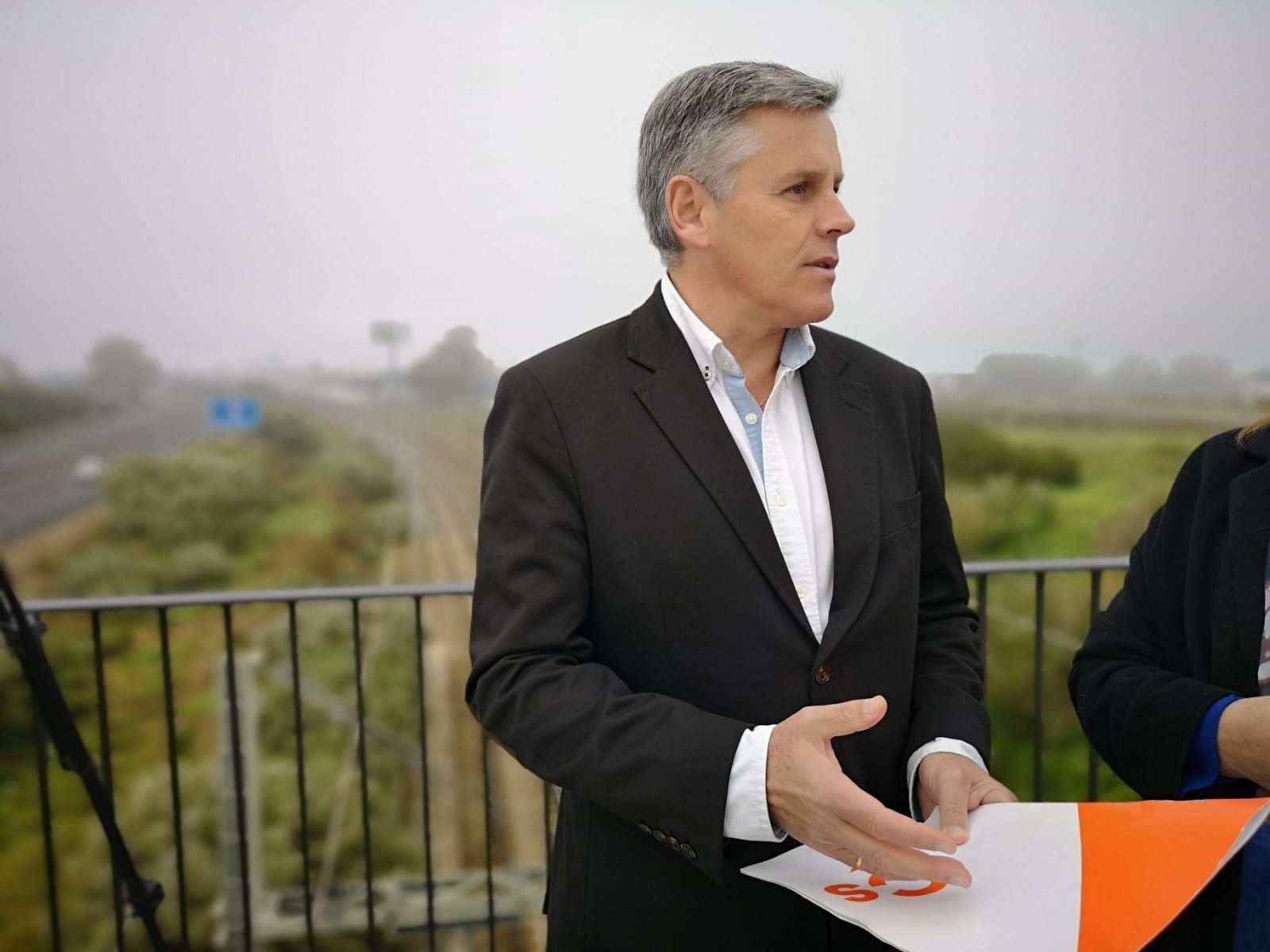 Javier Cano, esta mañana en el puente de La Casería con la CA-33 y Fadricas al fondo.