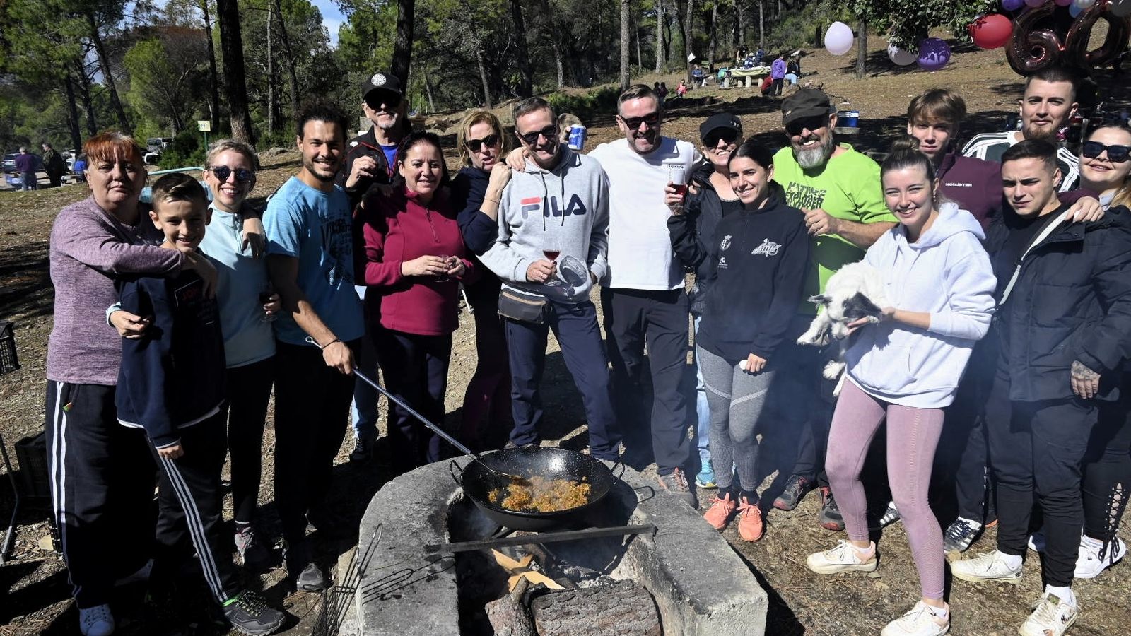 La familia Heredia hace un perol en Los Villares.