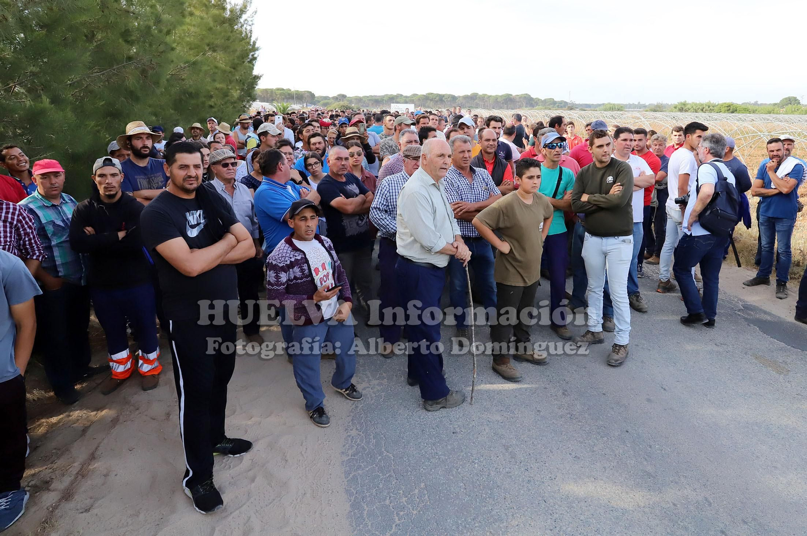 Imágenes de la movilización en Lucena para impedir el cierre de pozos