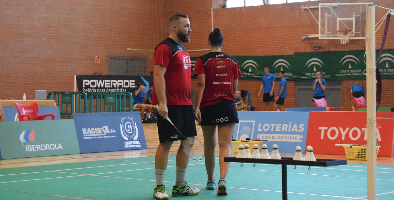 Jaume Pérez y Laura Molina juegan un dobles mixto.