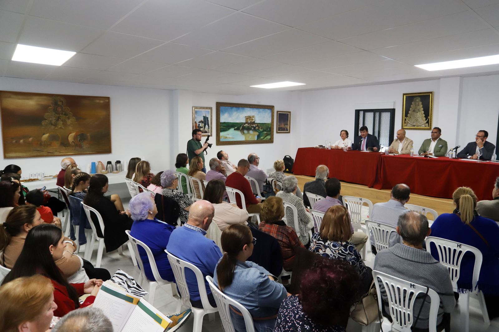 Imágenes de la presentación del libro 'Las recetas de las abuelas de Emigrantes'