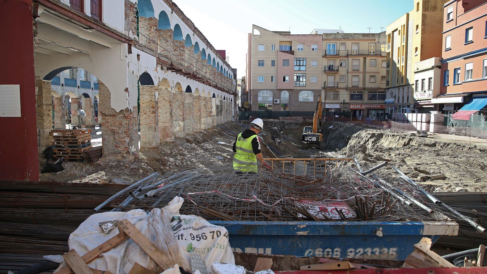 Trabajadores en las obras del mercado de La Concepción