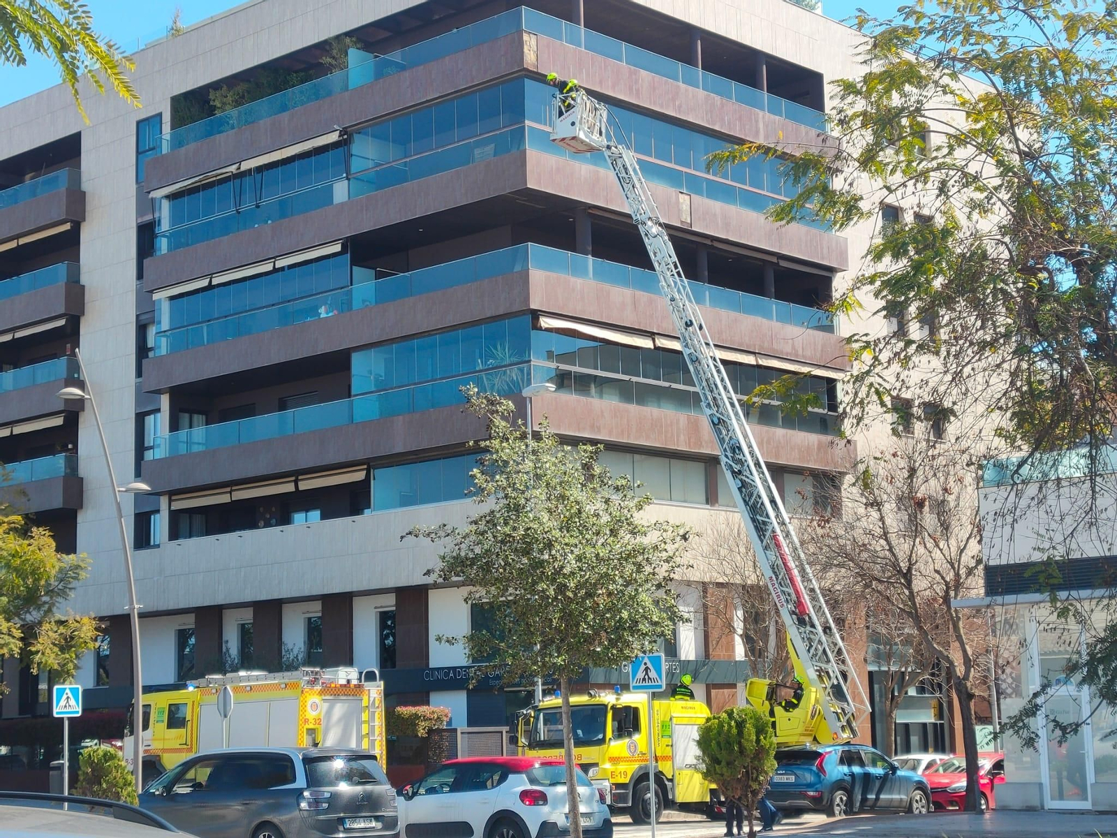 Los bomberos, durante la actuación en un edificio de la avenida de Tío Pepe.