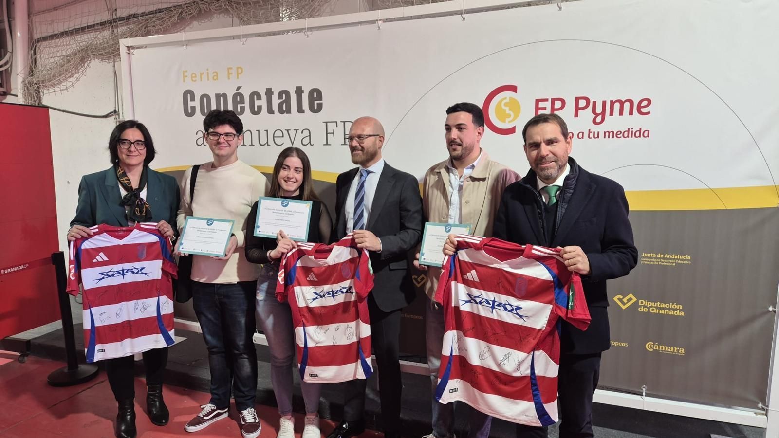 Adrián Fernández, premiado como Embajador del Año 2024 del Programa Somos FP, junto a Baltasar Larios y Helena Prieto, segundo y tercer premio