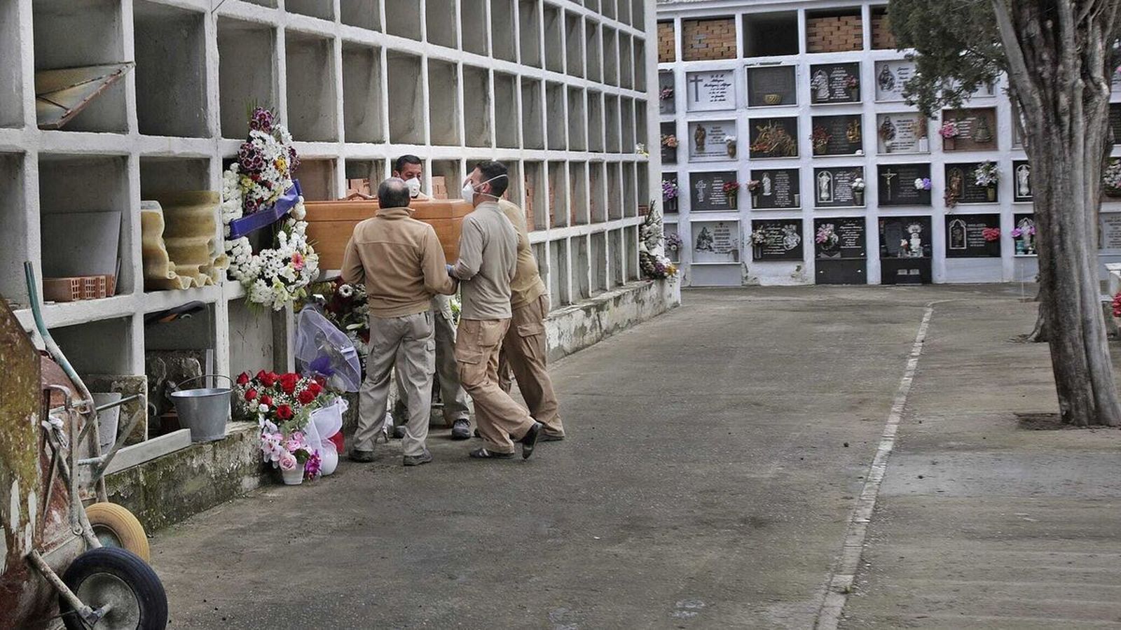 Operarios del cementerio municipal, en una imagen de archivo.