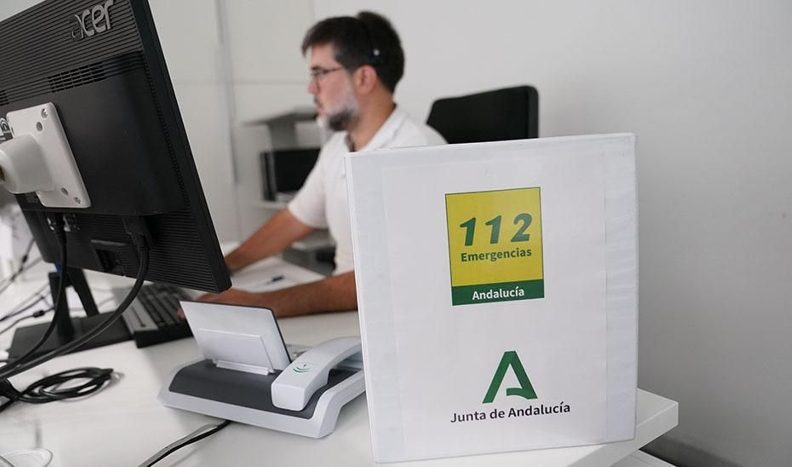 Un operador del teléfono de Emergencias 112 Andalucía.