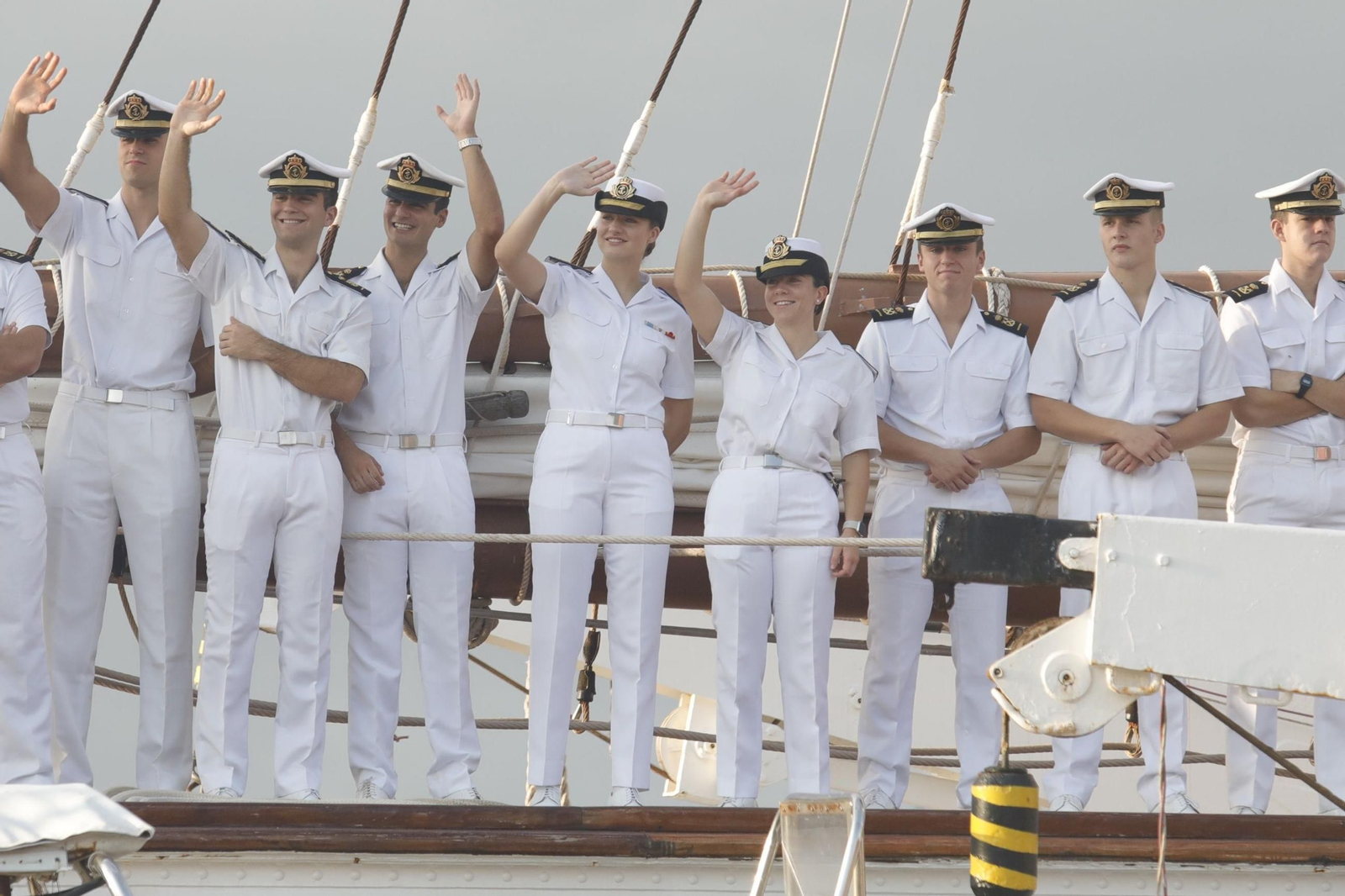 Las imágenes del 'Elcano' en su primera ciudad de vuelta a España, con la princesa Leonor a bordo