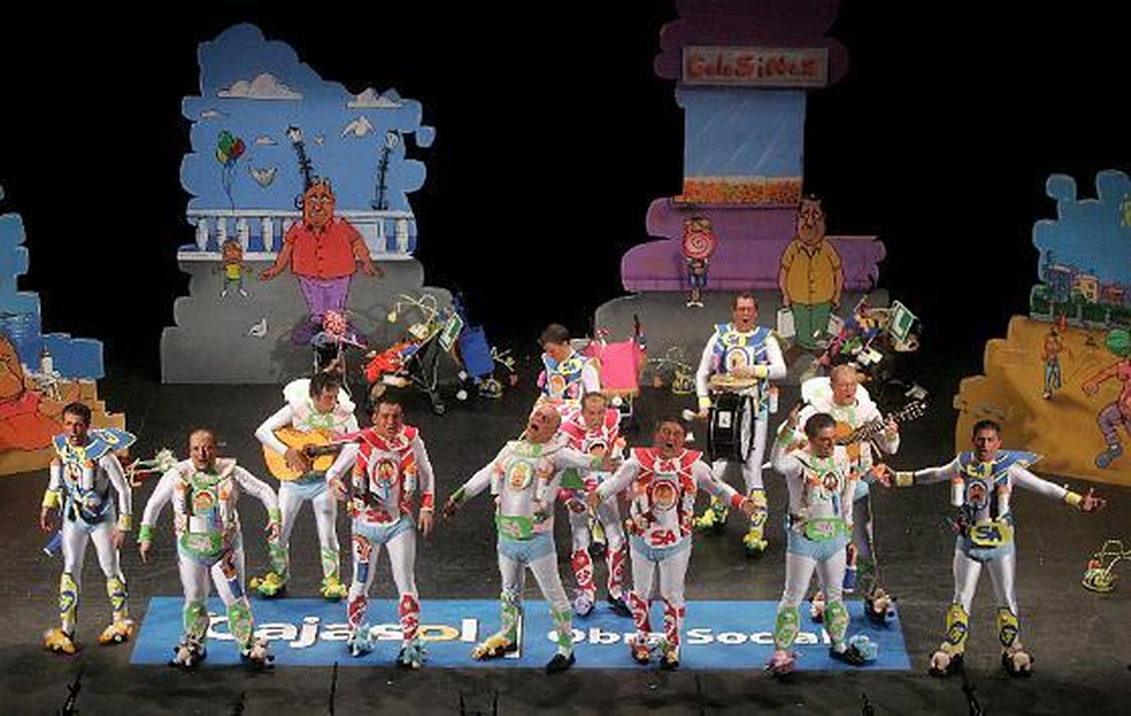 Al ritmo de 3x4 llegó la chirigota Los superabuelos, una chirigota niñera.  Foto: Lourdes de Vicente