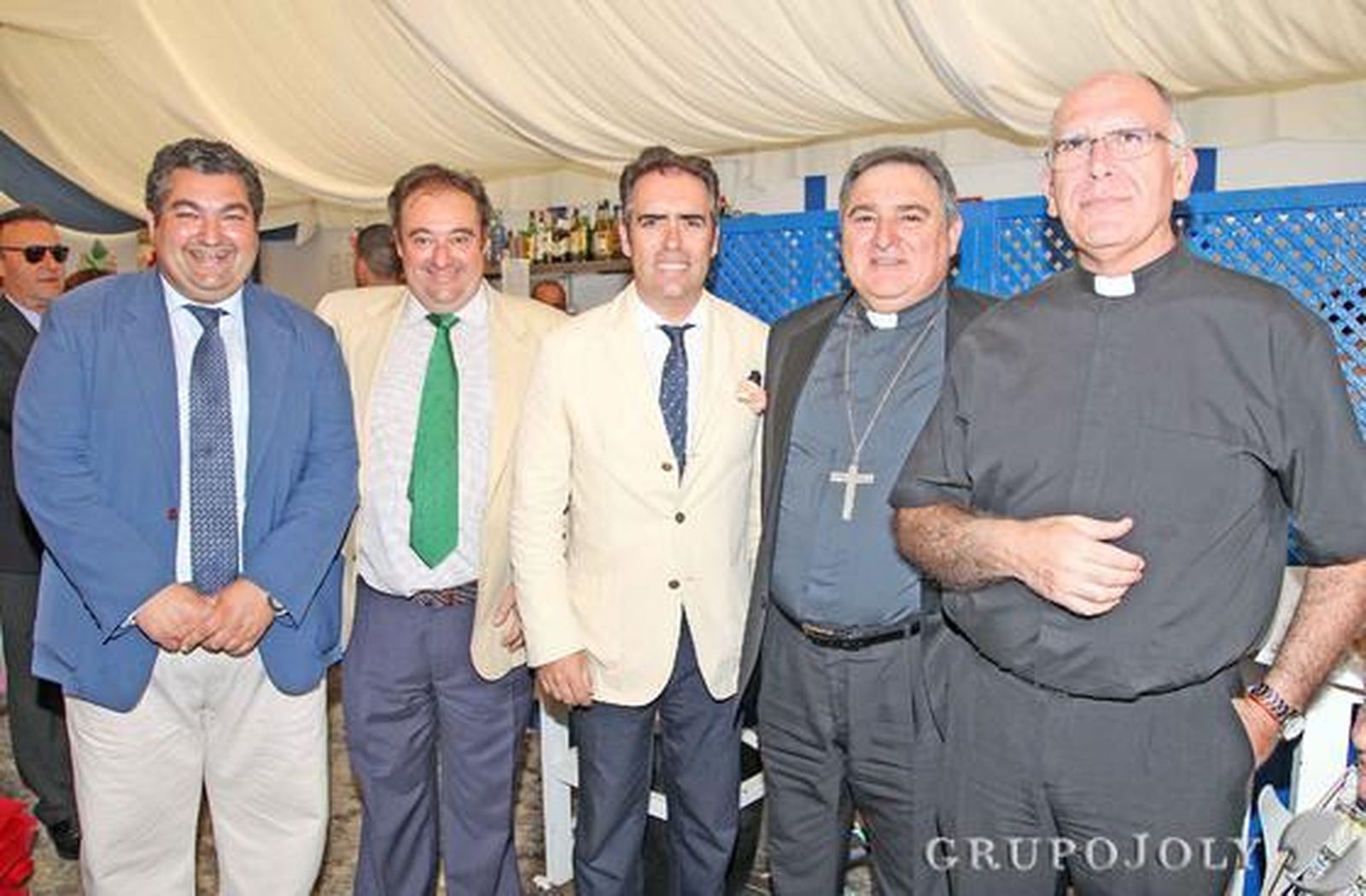 El obispo de la diócesis de Asidonia-Jerez, monseñor José Mazuelos, el párroco de Santiago, Diego Moreno, el delegado municipal de Eventos Culturales, Antonio Montero, Tomás Valiente, director general del Grupo Joly, y Rafael Navas.

Foto: Pascual · Vanesa Lobo