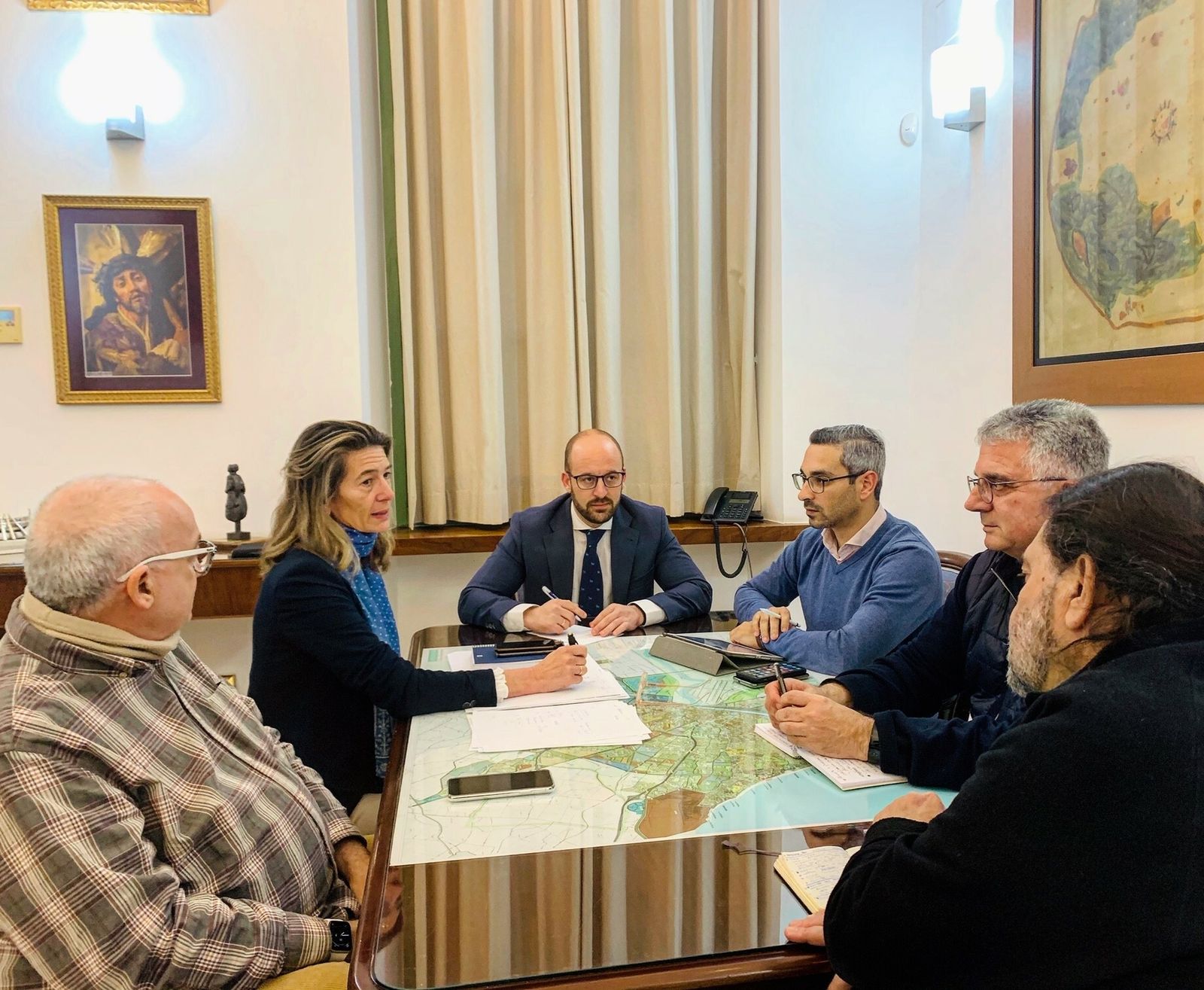 La reunión celebrada este miércoles para entregar el borrador de las alegaciones contestadas por la Concejalía de Urbanismo.