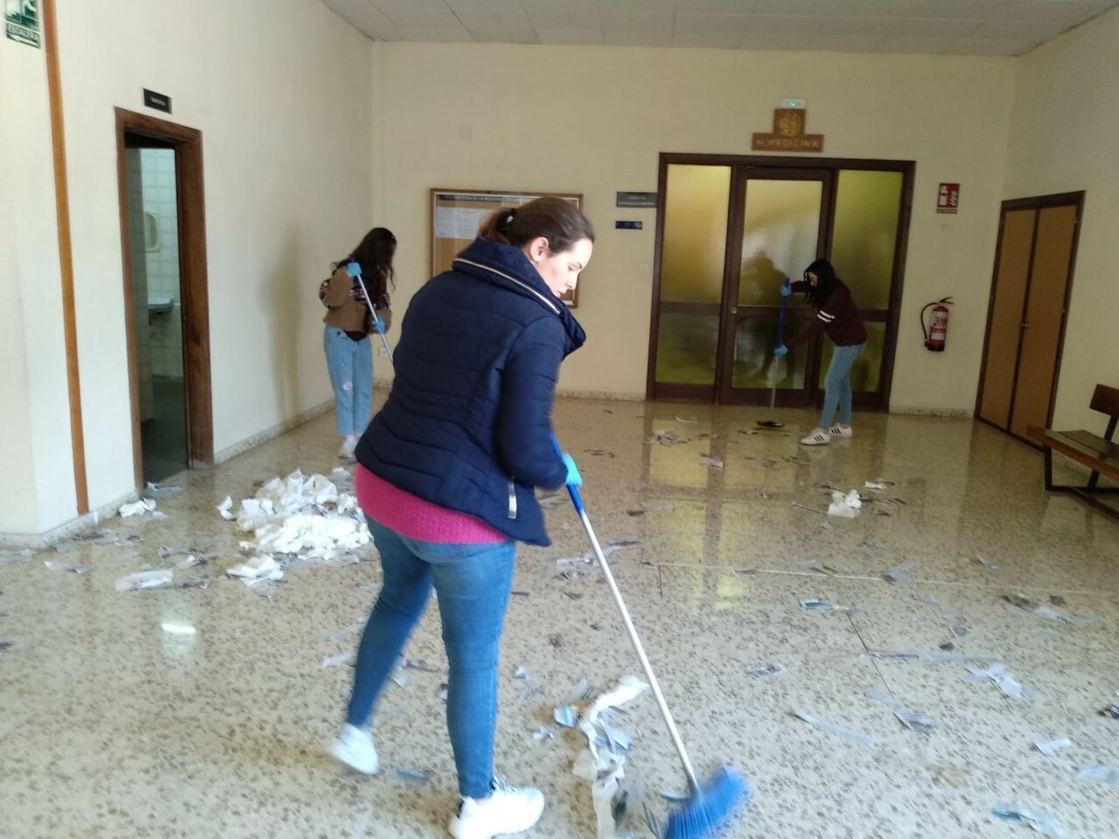 Alumnos de Medicina de la UMA limpian el edificio este martes.