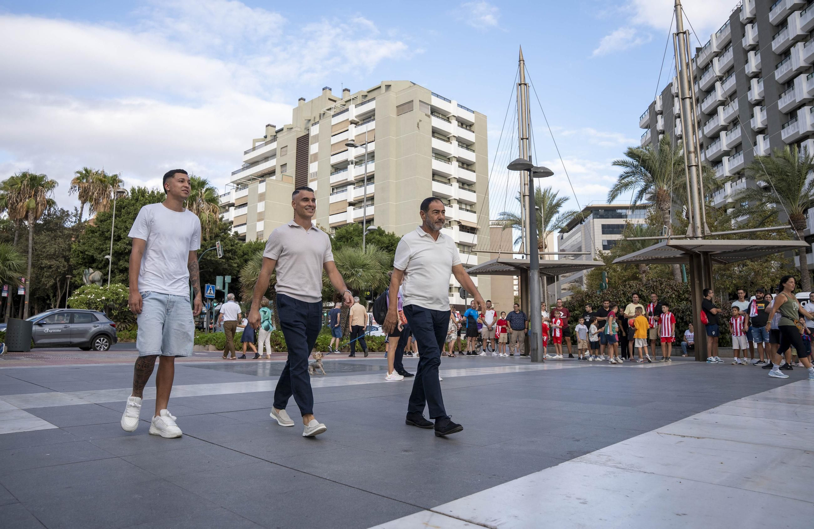 Los jugadores de la UDA Thalys y Andrés firman autógrafos