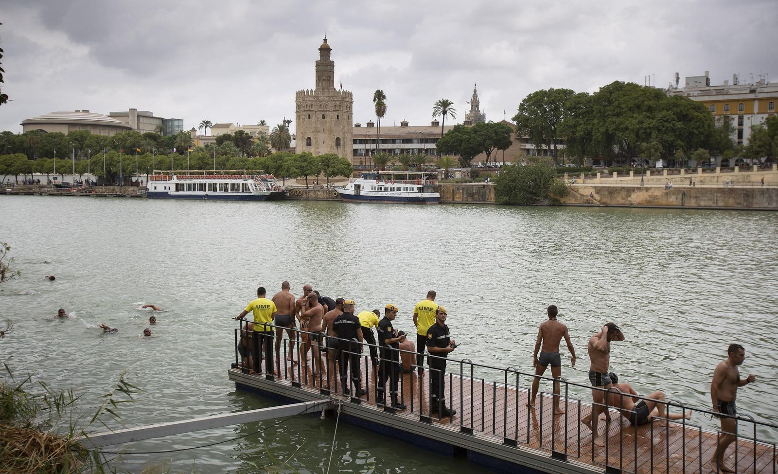 La travesía a nado de la UME, en una edición anterior.