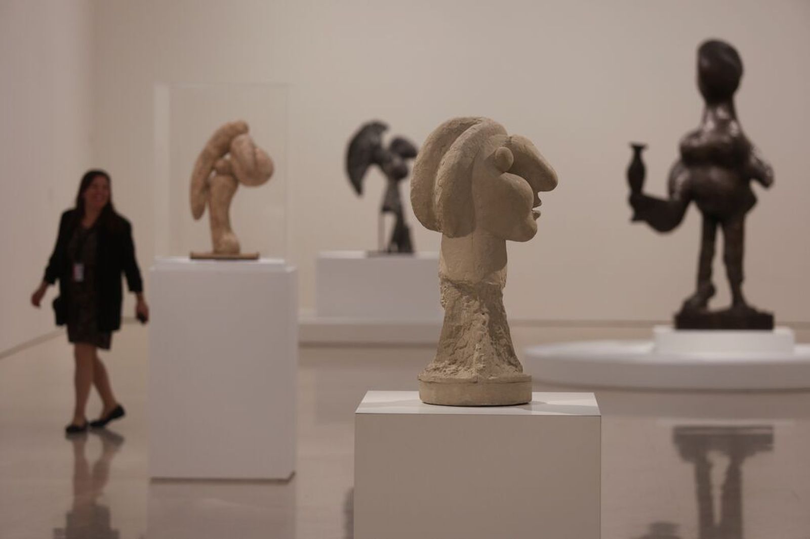 Una trabajadora del Museo Picasso Málaga junto a las esculturas de la muestra más reciente.