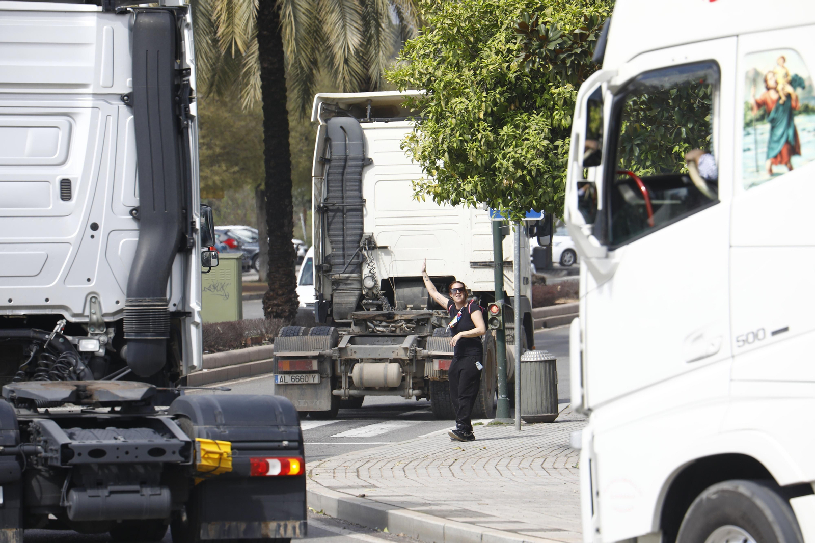 Los transportistas colapsan el centro de Córdoba, en imágenes
