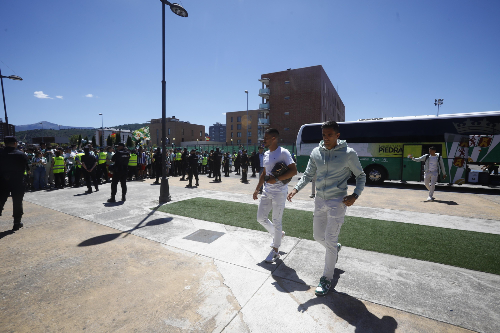 El Córdoba CF recibe el calor de su afición a su llegada a El Toralín antes del partido ante la Ponferradina El Córdoba CF recibe el calor de su afición a su llegada a El Toralín antes del partido ante la Ponferradina