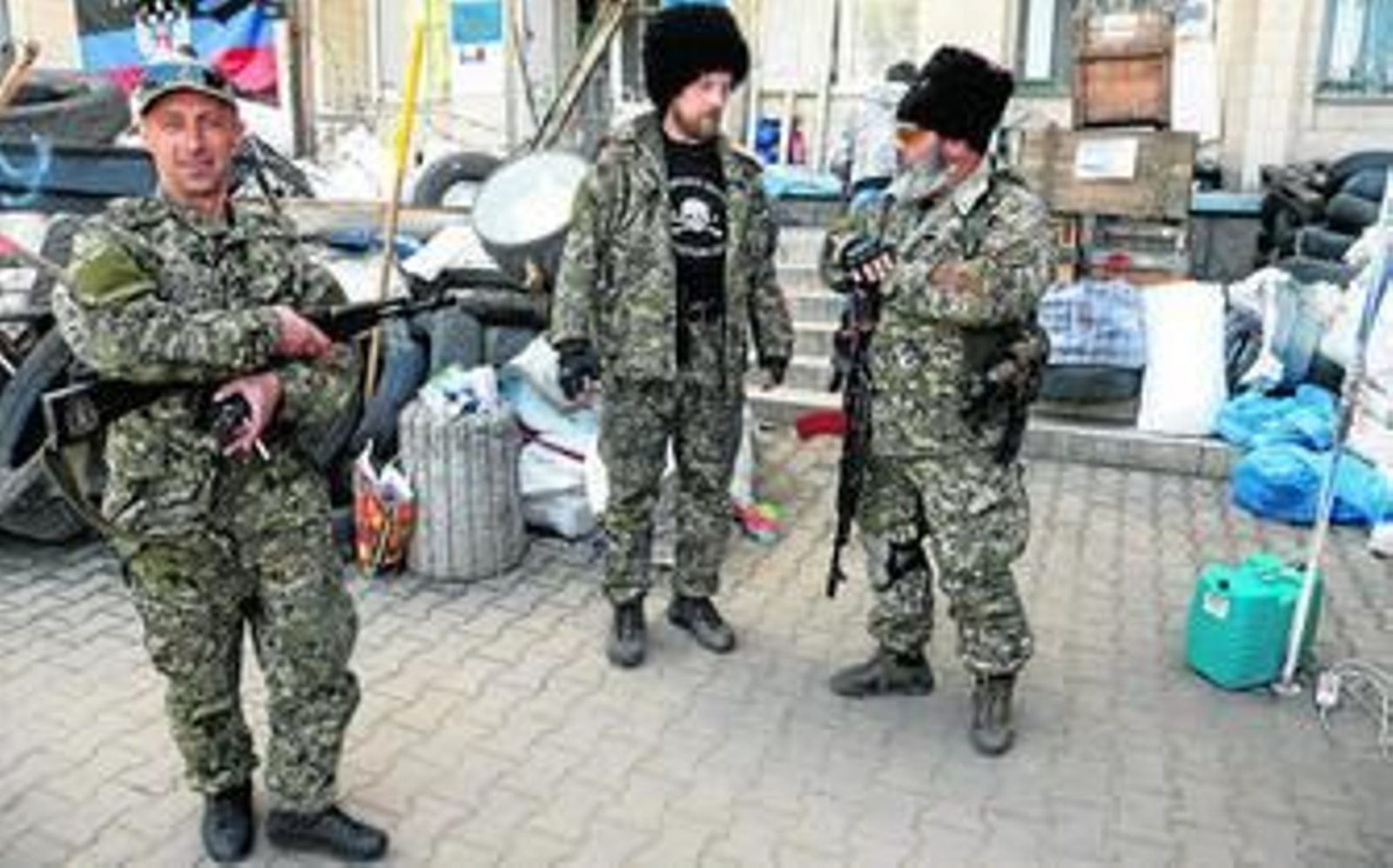 Milicianos prorrusos armas en ristre mientras vigilan ayer un edificio de la administración pública en Kramatorsk.