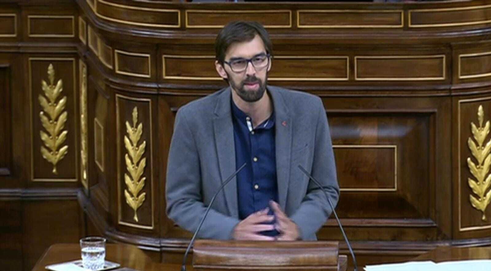 El diputado José Luis Bueno, durante  su estreno como portavoz de IU en la tribuna del Congreso.